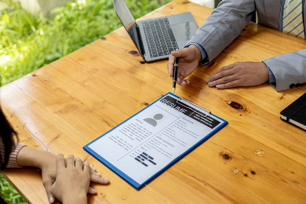 How to Write a Resume Objective That Gets You Hired in 2025